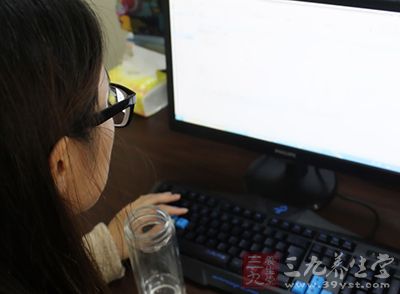 电脑桌表面用湿布蘸着抗静电剂擦拭。