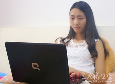 减少辐射。可以给电脑装上防辐射屏,并尽量避免长时间流连在电脑前。 减少辐射。可以给电脑装上防辐射屏,并尽量避免长时间流连在电脑前。