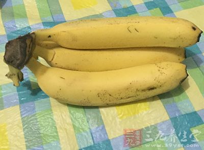 香蕉保护眼睛的功能首先和其中含量丰富的钾有关。 香蕉保护眼睛的功能首先和其中含量丰富的钾有关。