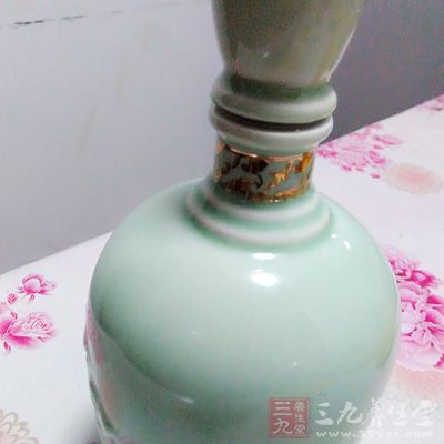 雪斑鱼300公克，盐少许，白酒1大匙，奶油2大匙，洋葱碎50公克