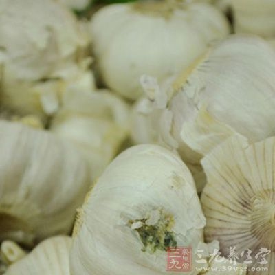 紫甘蓝200克，金针菇150 克，生姜1块，独蒜1个，剁椒2茶匙，芝麻油适量，生抽3茶匙，白醋4茶匙