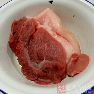 精制五花肉1塊，辣椒4只，香干3塊