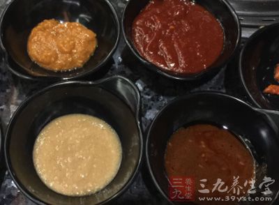 鸡蛋灌饼的酱料做法很简单，有很多口味的