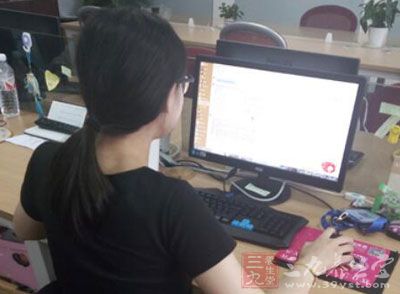 上半身应保持颈部直立 上半身应保持颈部直立