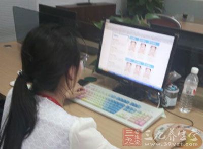 不要在电脑周围摆放堆积如山的纸和文件 不要在电脑周围摆放堆积如山的纸和文件