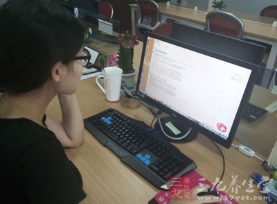 专家:使用电脑时间过长易患干眼症 专家:使用电脑时间过长易患干眼症