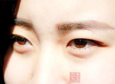 长期使用电脑眼睛很容易疲劳干涩 长期使用电脑眼睛很容易疲劳干涩