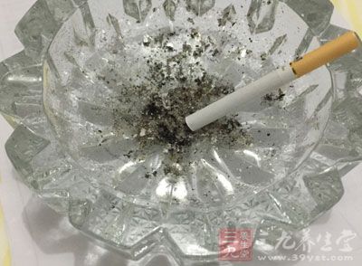 绕开肺癌首要条件是戒烟