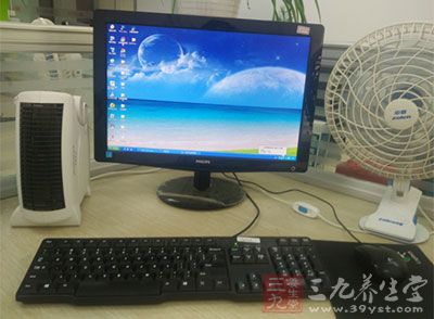 电脑在开机状态下显示器周围会形成一个静电场 电脑在开机状态下显示器周围会形成一个静电场