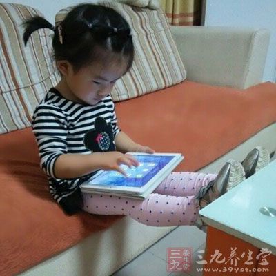 长期熬夜上网 孩子难长高