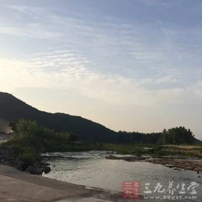 小葫仙带完颜跑到一处河水边