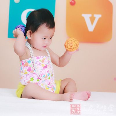 多在婴幼儿期发病