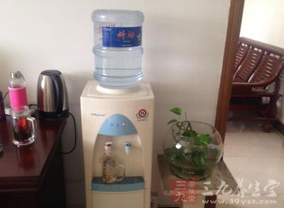 曝河北 中学收学生水费  老师喝免费特供水 - 三