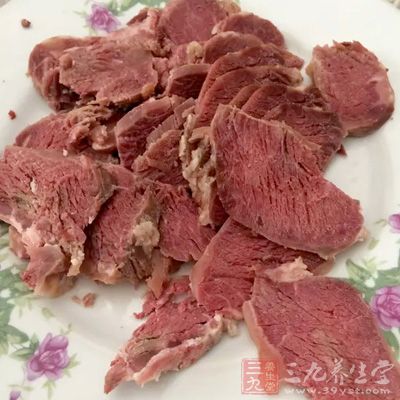 蛋白质食物如牛肉、鱼类，是增肌阶段的上好选择