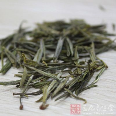 我們可以將綠茶曬干后煮開