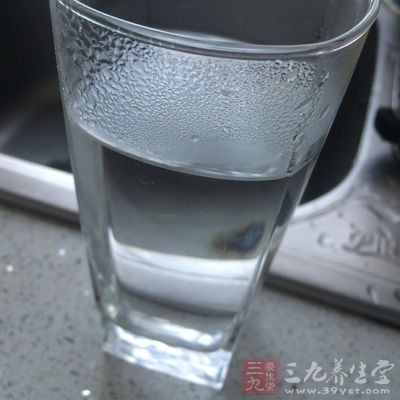 黃桃，空瓶子，白糖，食鹽1/8茶匙，涼白開，冷清水，生粉(干淀粉)1茶匙