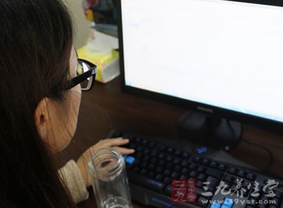 根据国外研究显示,只要动弹不得枯坐2小时,小腿血液黏性会增加17%,提高肺栓塞的几率。 根据国外研究显示,只要动弹不得枯坐2小时,小腿血液黏性会增加17%,提高肺栓塞的几率。