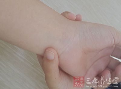 女性手婉管通常比男性小，腕部正中神经容易受到压迫。