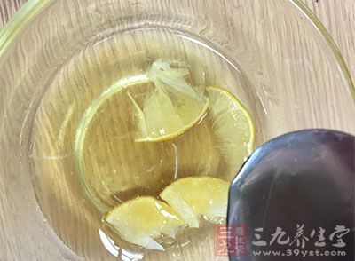 蜂蜜柠檬水能排出身体多余的毒素