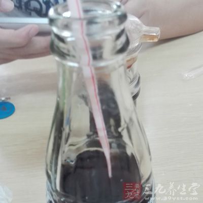 可樂等含咖啡因的飲品能讓人脫水