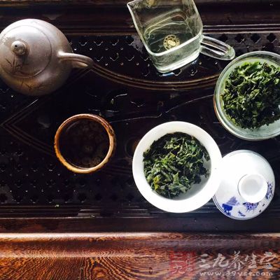 经常不清洗的茶杯，还留有更多水垢，其中也含有大量的重金属