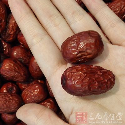 日常生活中多吃安神補腦的食物，如紅棗、核桃