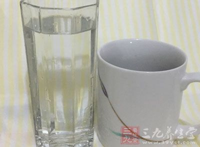 男科专家:多喝水护前列腺 男科专家:多喝水护前列腺