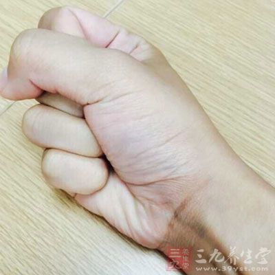 吸足氣用力握拳