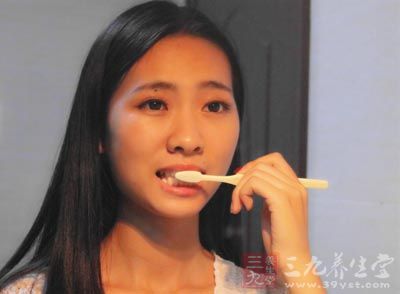 优质牙刷总体外观:刷头短而窄,刷柄扁而直,刷面平而齐 优质牙刷总体外观:刷头短而窄,刷柄扁而直,刷面平而齐