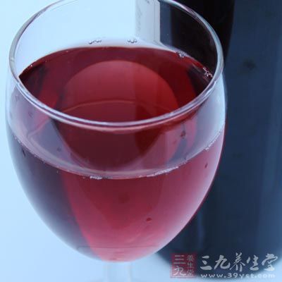 老年人养生忌油腻、酸涩、生冷之物，不要过度饮酒