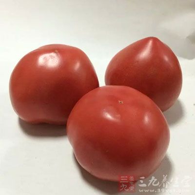 可将蕃茄搅拌成蕃茄汁后加入适量蜂蜜搅至糊状