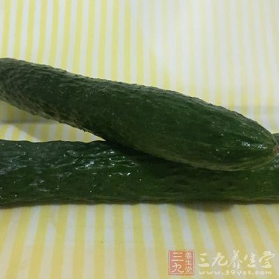 猪嘴蘑半斤，黄瓜2根，蒜5瓣