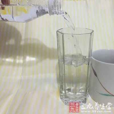 多喝水、多排尿