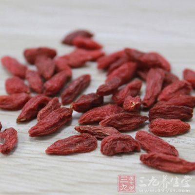 枸杞一般不宜和過多茶性溫?zé)岬难a(bǔ)品如桂圓、紅參、大棗等共同食用