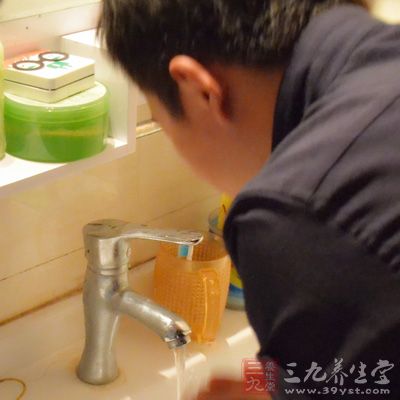 洁面后一定要使用化妆水补水