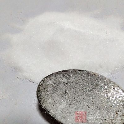 高盐的食物易使乳房胀大，月经来前的7～10天尤应避免这类食物