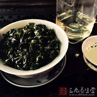 茶叶中能通过饮茶被直接吸收利用的水溶性蛋白质含量约为2%,大部分蛋白质为水不溶性物质,存在于茶渣内。 茶叶中能通过饮茶被直接吸收利用的水溶性蛋白质含量约为2%,大部分蛋白质为水不溶性物质,存在于茶渣内。