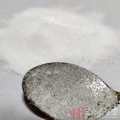 生板栗300g，粗盐300g，白砂糖一汤匙