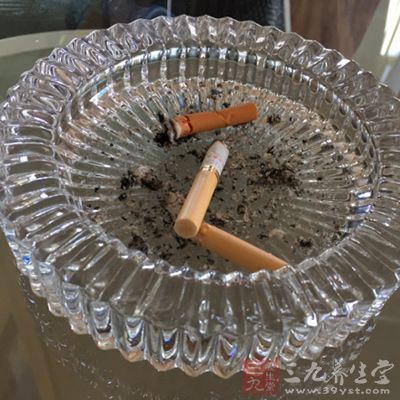 少抽煙、少喝刺激性飲料，保證睡眠，可保持肌膚柔嫩光潤(rùn)。