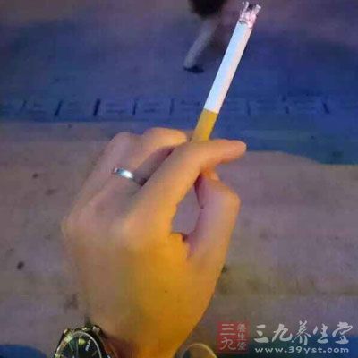 绕开肺癌首要条件是戒烟