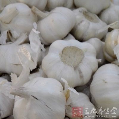 辛辣的食物應(yīng)該相應(yīng)減少如生蔥、生蒜、生姜