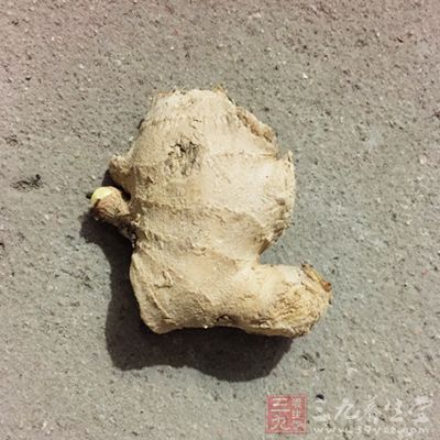 食療方案：當(dāng)歸生姜羊肉湯：當(dāng)歸20克，生姜30克，羊肉500克，黃酒、調(diào)料適量。