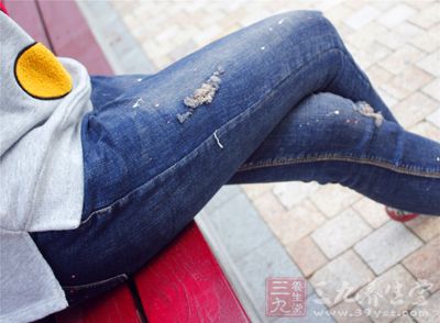 跷二郎腿时,膝盖受到压迫会影响下肢血液循环 跷二郎腿时,膝盖受到压迫会影响下肢血液循环