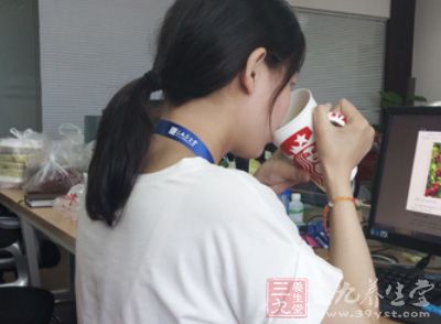 喝冷开水就具有补充大便所不足的水分