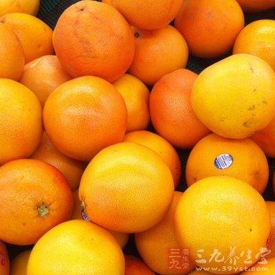 取鲜橙或鲜橘3—5个去皮后直接食用