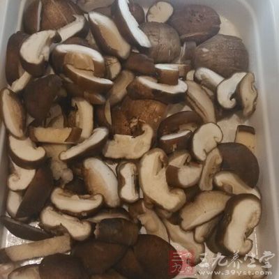 加入香菇片煮5分钟