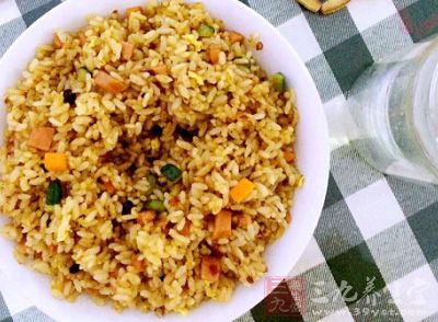 食物的纤维素不足，对肠道不能形成一定量的刺激