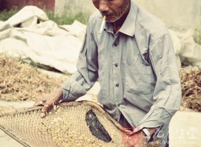 患有肺气肿、肺心病的老年人常因便秘而咳嗽加重 患有肺气肿、肺心病的老年人常因便秘而咳嗽加重