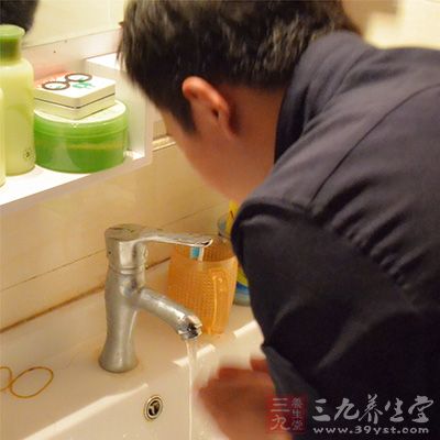 不能用冷水来洗脸