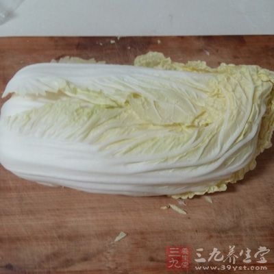 采购新鲜大白菜，取下整片菜叶洗净